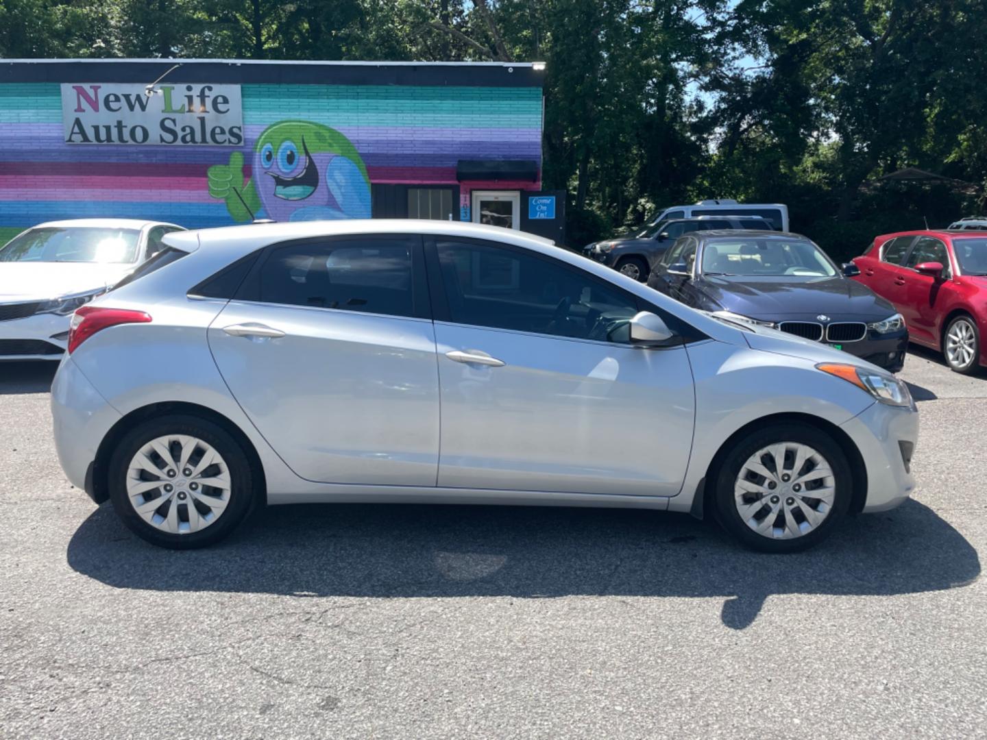 2016 SILVER HYUNDAI ELANTRA GT BASE (KMHD35LH2GU) with an 2.0L engine, Automatic transmission, located at 5103 Dorchester Rd., Charleston, SC, 29418-5607, (843) 767-1122, 36.245171, -115.228050 - Photo#7